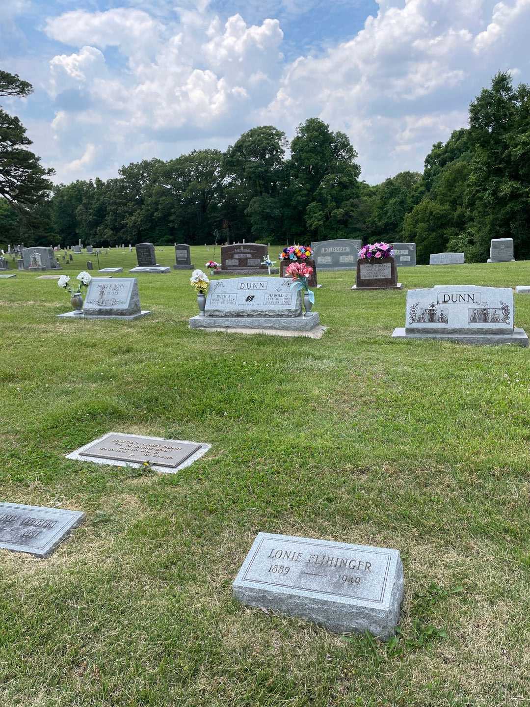 Lonie Elihinger's grave. Photo 2