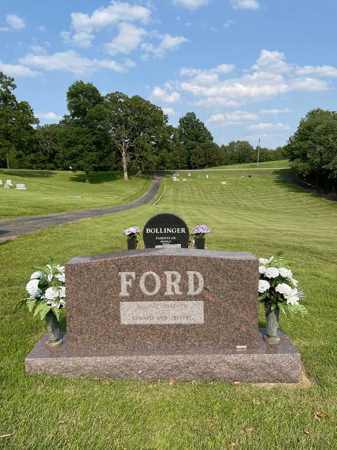 Nadine J. Ford's grave. Photo 2