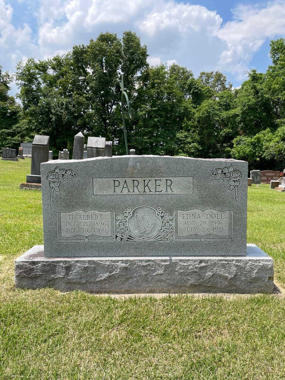 Edna "Doll" Parker's grave. Photo 1