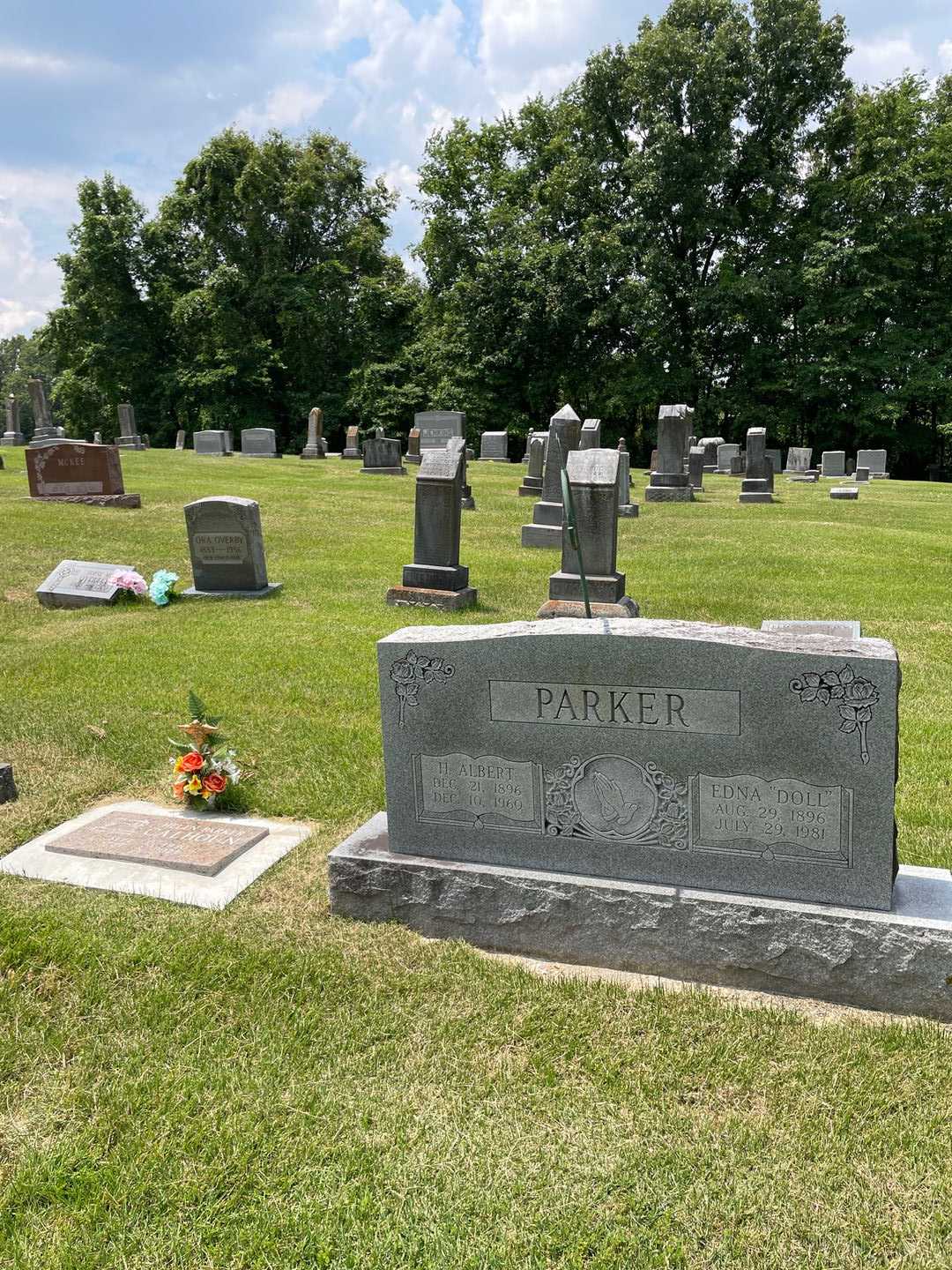 Edna "Doll" Parker's grave. Photo 2