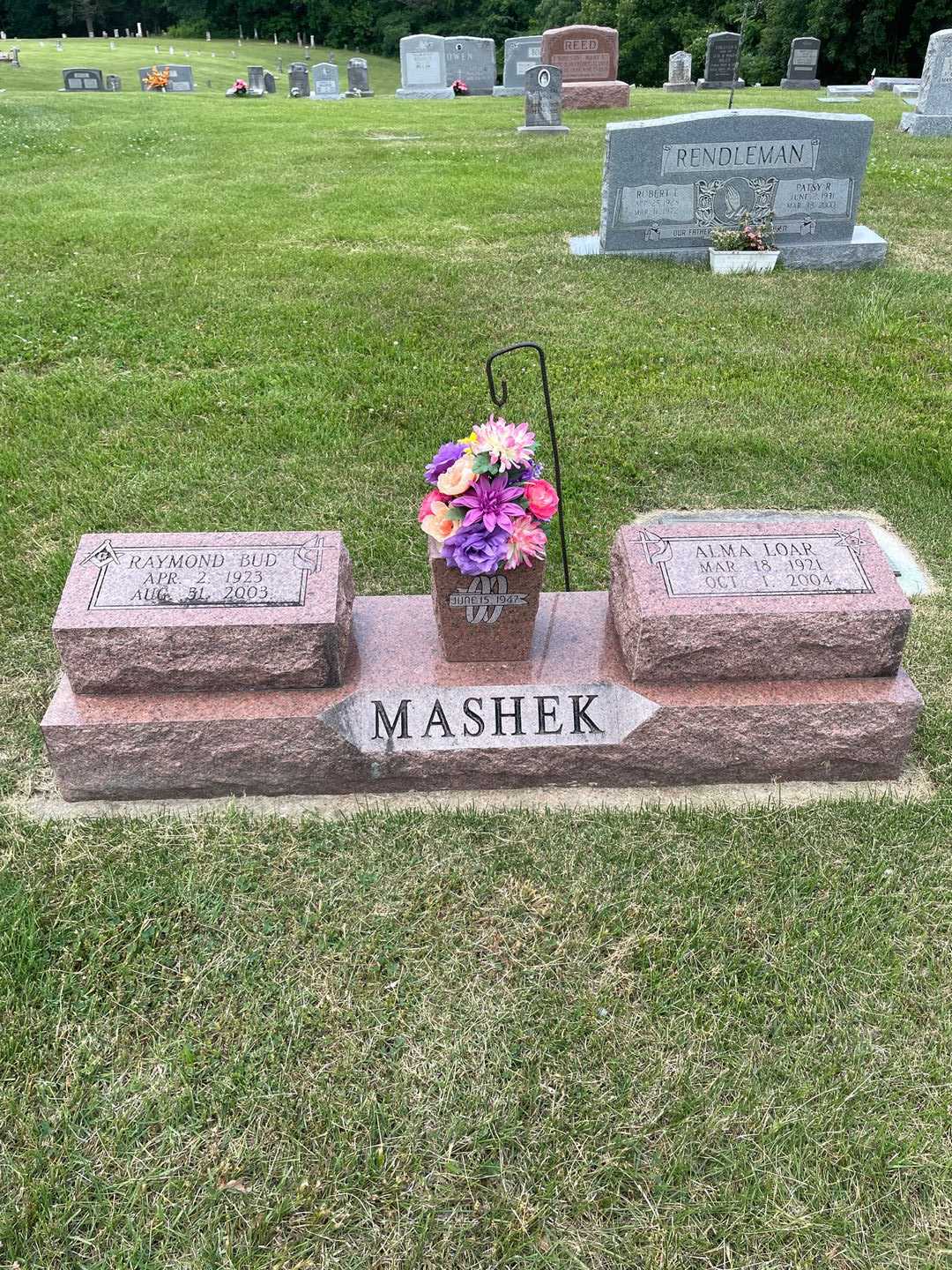 Alma Loar Mashek's grave. Photo 1