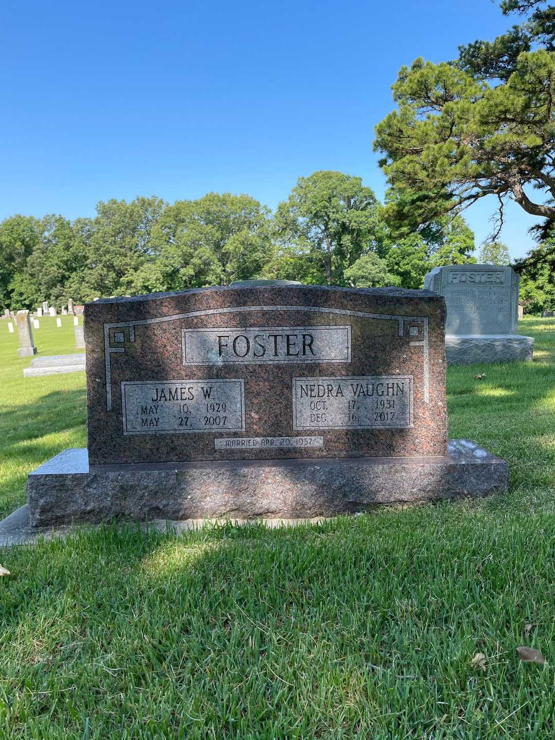 Nedra Vaughn Foster's grave. Photo 1