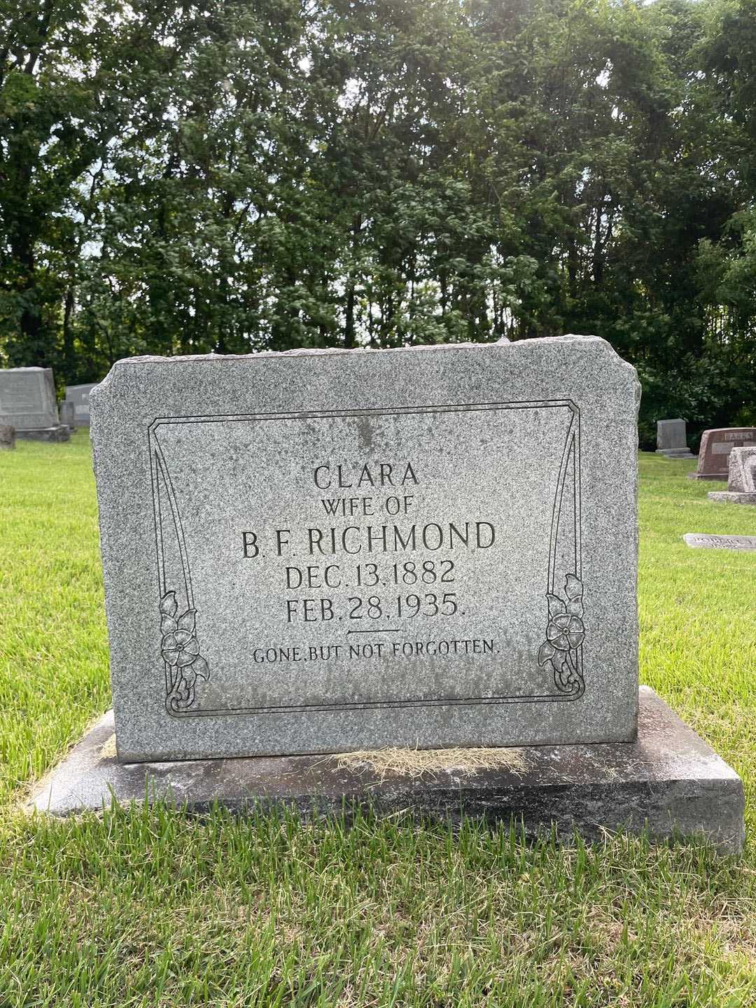 Clara RIchmond's grave. Photo 1