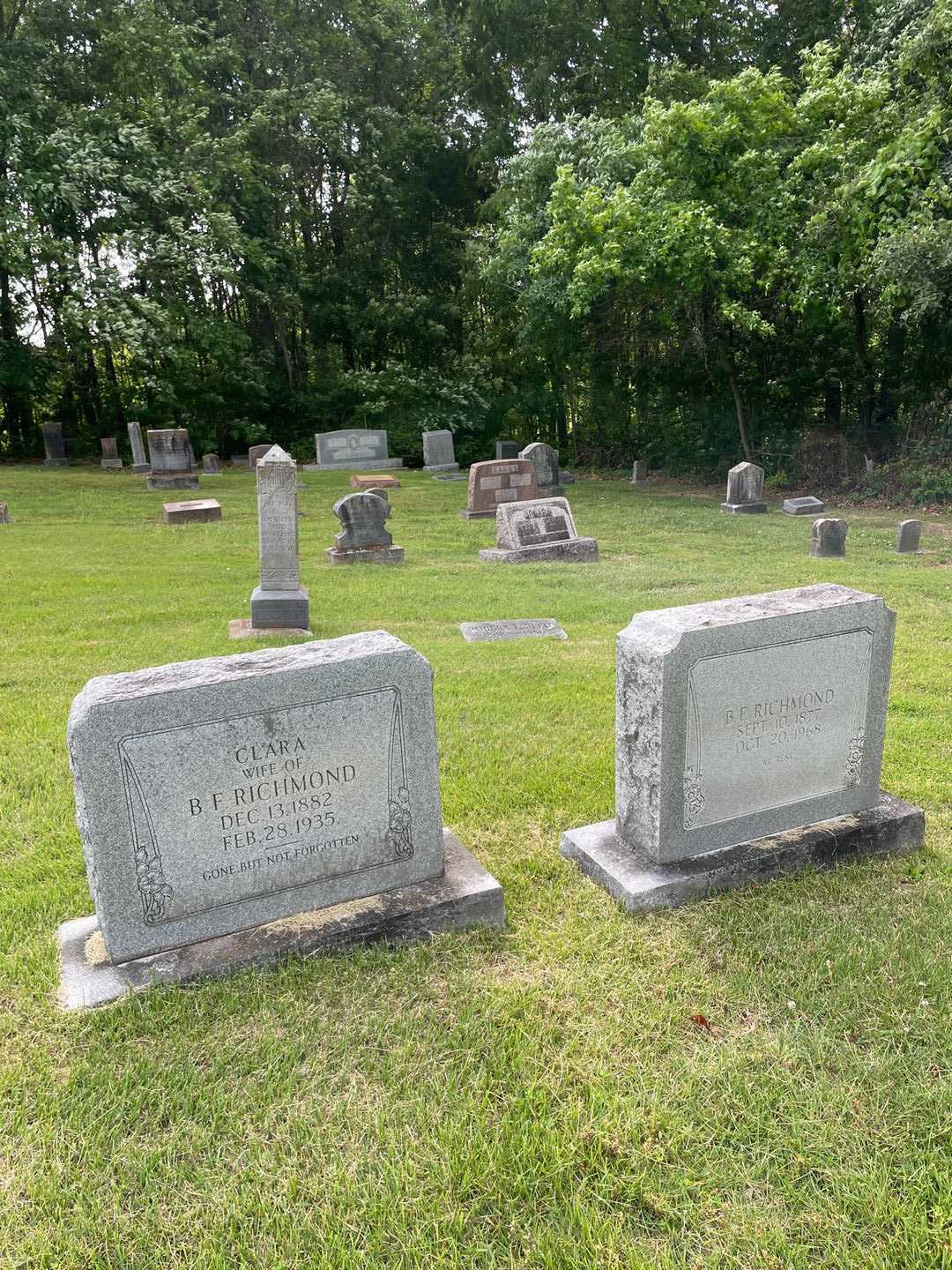 Clara RIchmond's grave. Photo 2