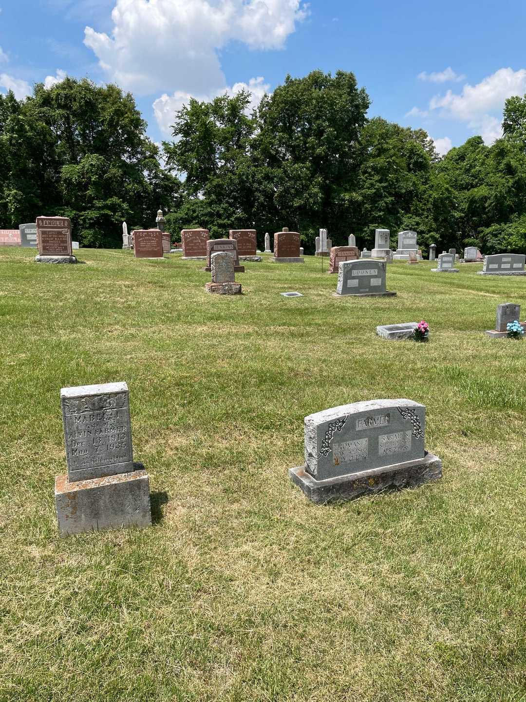 Mabel I. Farmer's grave. Photo 2