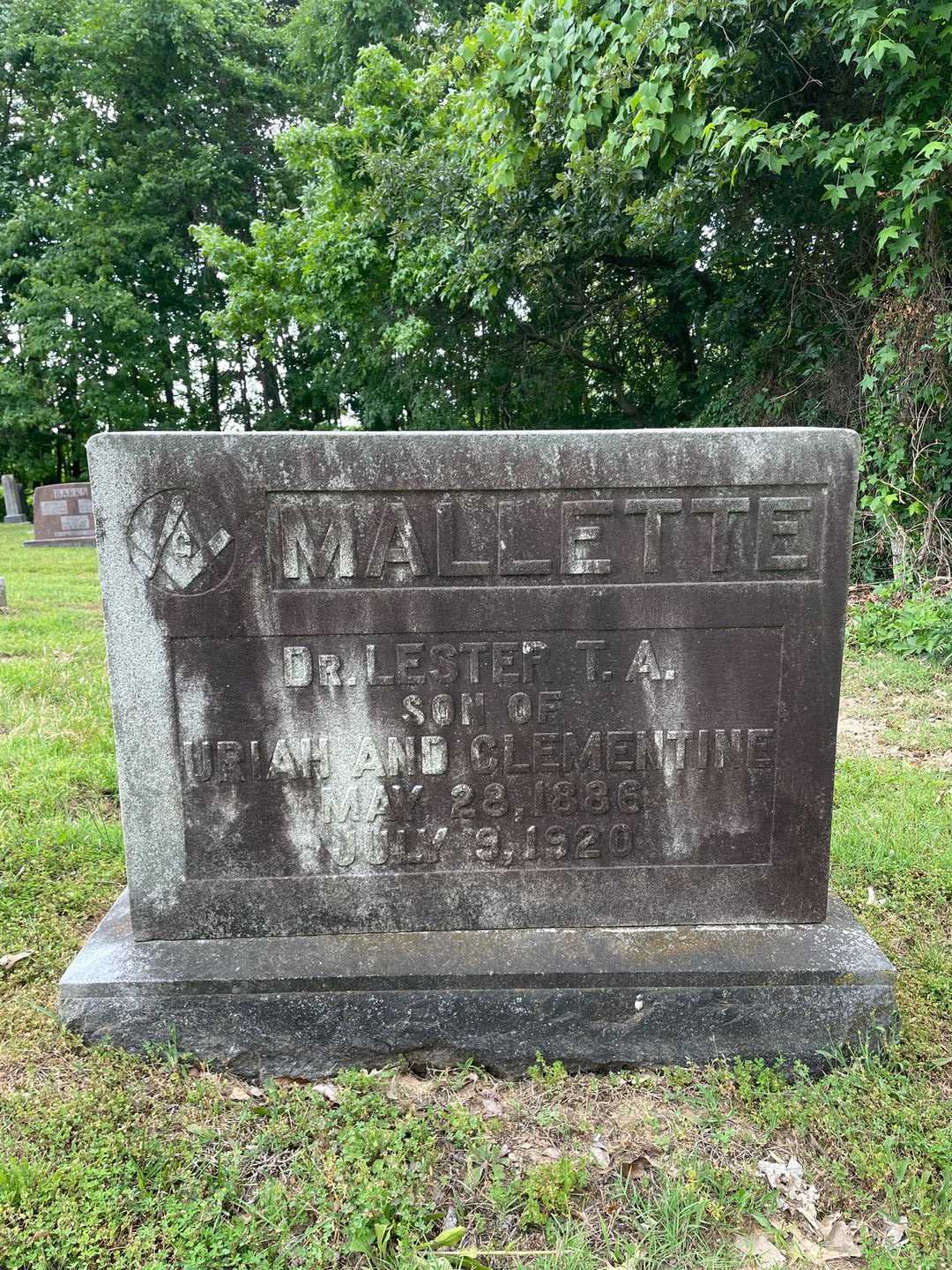 Doctor Lester T. A. Mallette's grave. Photo 1