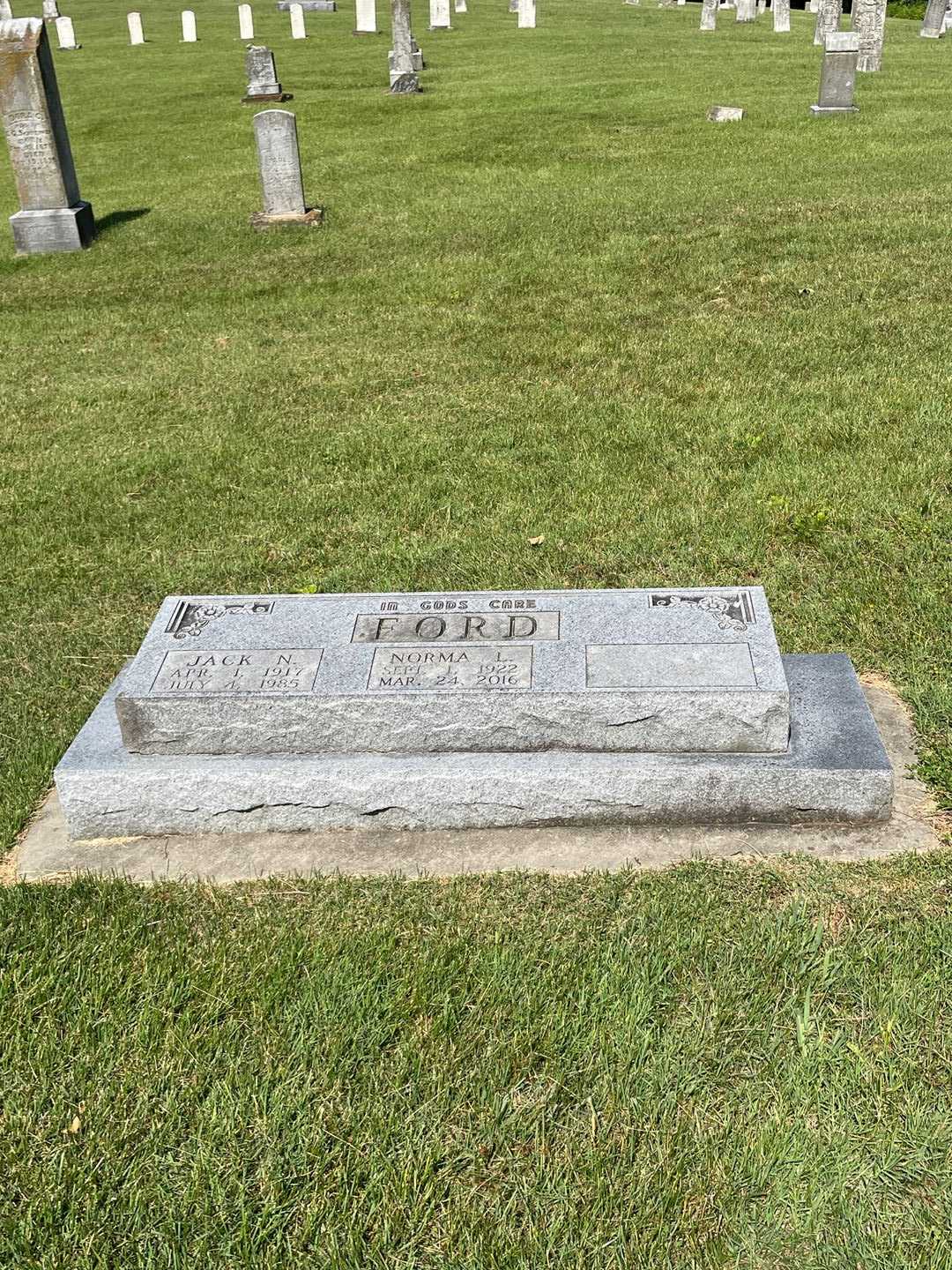 Norma L. Ford's grave. Photo 1